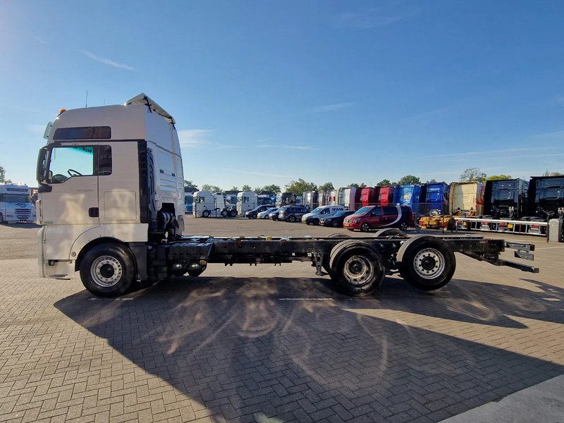 MAN TGX 26.500 6x2 XXL - Chassis - Full air - Night clima - AS Tronic - - Kamion sa golom šasijom i zatvorenom kabinom: slika 4 MAN TGX 26.500 6x2 XXL - Chassis - Full air - Night clima - AS Tronic - - Kamion sa golom šasijom i zatvorenom kabinom: slika 4