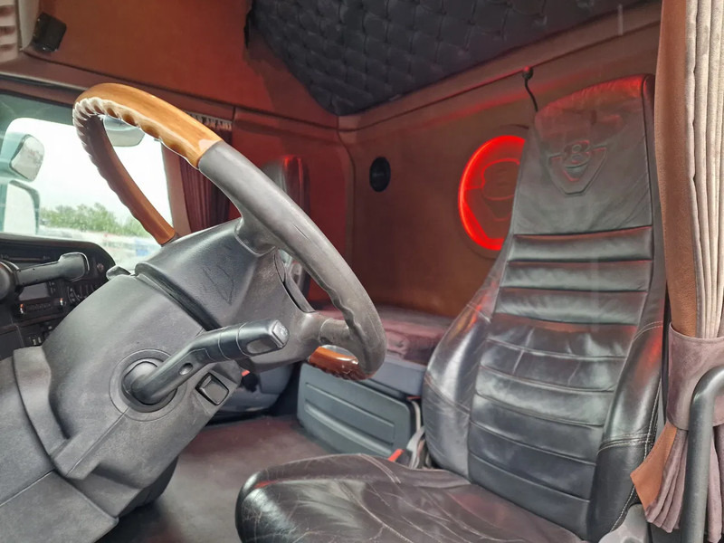 Kamion sa golom šasijom i zatvorenom kabinom Scania R620 Topline 8x4 - Retarder - Full air - Custom interior - Show truck - HUB reduction: slika 8 Kamion sa golom šasijom i zatvorenom kabinom Scania R620 Topline 8x4 - Retarder - Full air - Custom interior - Show truck - HUB reduction: slika 8