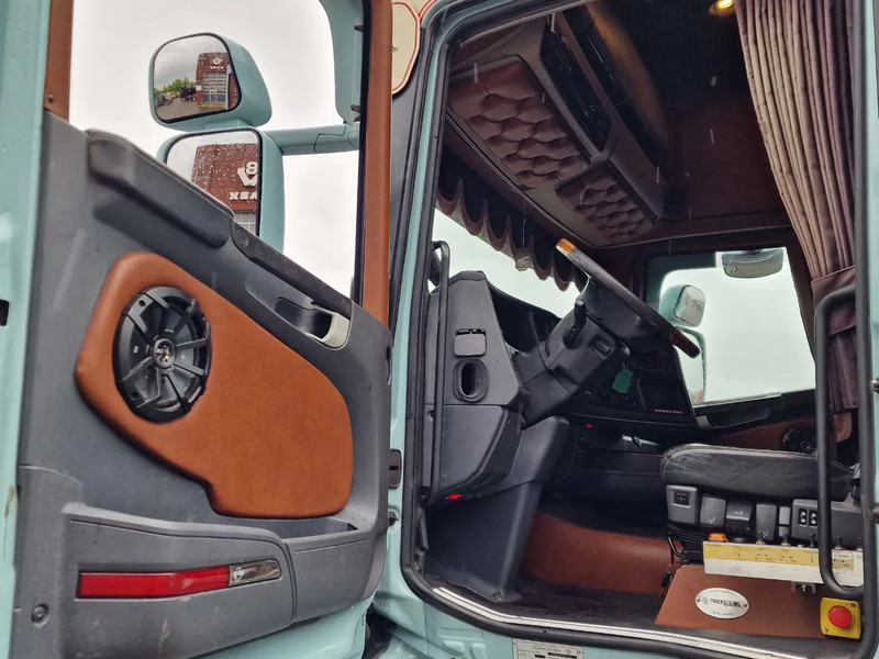 Kamion sa golom šasijom i zatvorenom kabinom Scania R620 Topline 8x4 - Retarder - Full air - Custom interior - Show truck - HUB reduction: slika 7 Kamion sa golom šasijom i zatvorenom kabinom Scania R620 Topline 8x4 - Retarder - Full air - Custom interior - Show truck - HUB reduction: slika 7