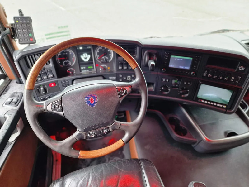 Kamion sa golom šasijom i zatvorenom kabinom Scania R620 Topline 8x4 - Retarder - Full air - Custom interior - Show truck - HUB reduction: slika 9 Kamion sa golom šasijom i zatvorenom kabinom Scania R620 Topline 8x4 - Retarder - Full air - Custom interior - Show truck - HUB reduction: slika 9