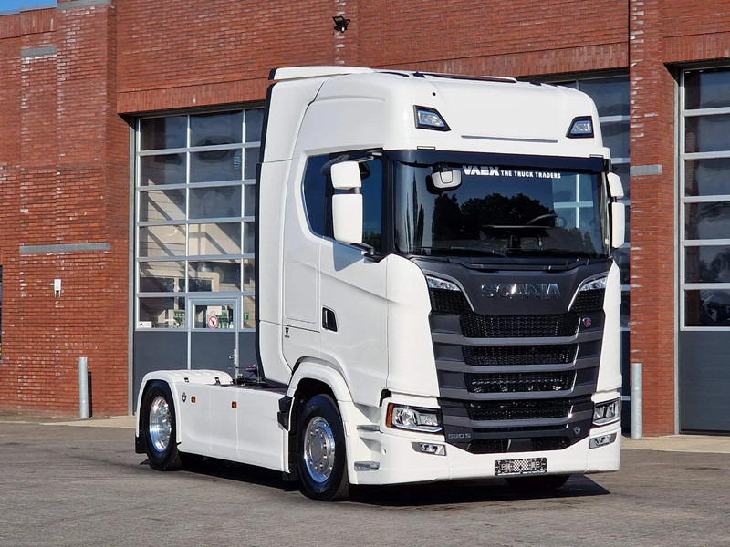 Scania 590S V8 NGS Highline 4x2 - New - Facelift - Full spec - Retarder - Leather - Full air - Tegljač: slika 1 Scania 590S V8 NGS Highline 4x2 - New - Facelift - Full spec - Retarder - Leather - Full air - Tegljač: slika 1