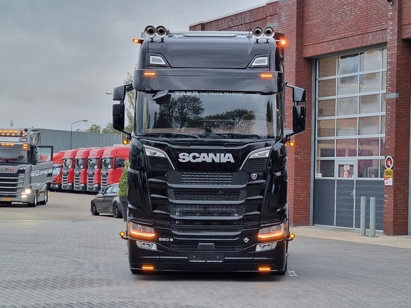 Scania 590S V8 NGS Highline 4x2 - New show truck - Full spec - Retarder - Leather - Full air - BUFFL - Tegljač: slika 4 Scania 590S V8 NGS Highline 4x2 - New show truck - Full spec - Retarder - Leather - Full air - BUFFL - Tegljač: slika 4