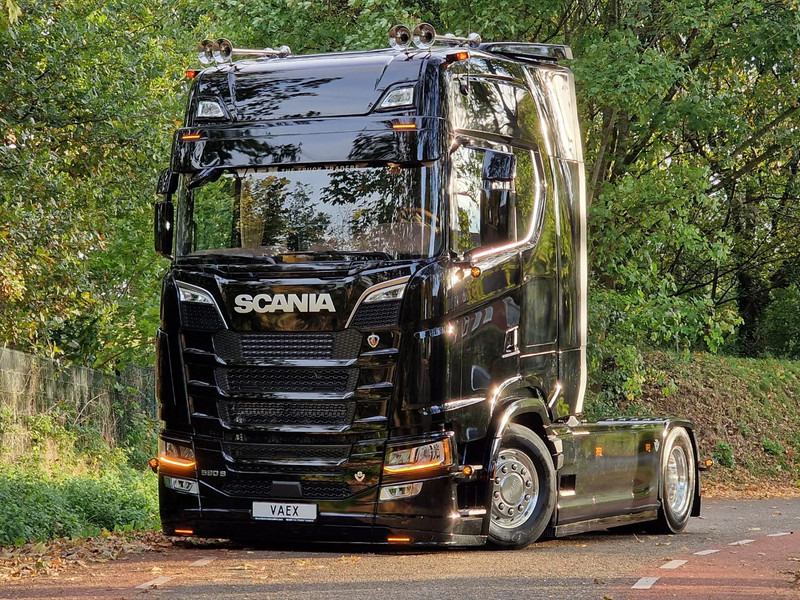 Scania 590S V8 NGS Highline 4x2 - New show truck - Full spec - Retarder - Leather - Full air - BUFFL - Tegljač: slika 2 Scania 590S V8 NGS Highline 4x2 - New show truck - Full spec - Retarder - Leather - Full air - BUFFL - Tegljač: slika 2