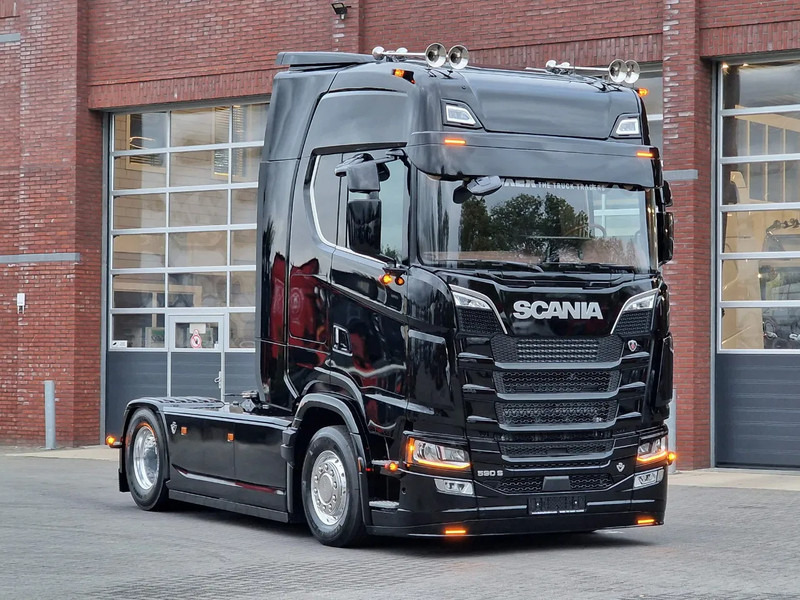 Scania 590S V8 NGS Highline 4x2 - New show truck - Full spec - Retarder - Leather - Full air - BUFFL - Tegljač: slika 3 Scania 590S V8 NGS Highline 4x2 - New show truck - Full spec - Retarder - Leather - Full air - BUFFL - Tegljač: slika 3