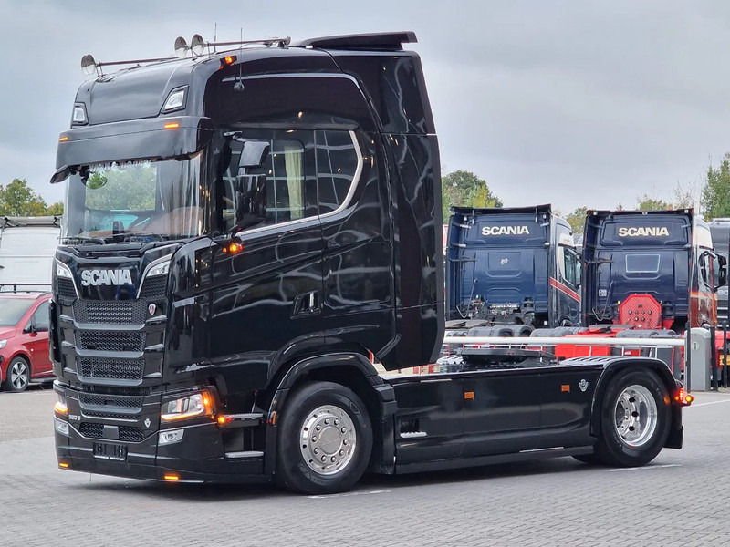 Scania 590S V8 NGS Highline 4x2 - New show truck - Full spec - Retarder - Leather - Full air - BUFFL - Tegljač: slika 5 Scania 590S V8 NGS Highline 4x2 - New show truck - Full spec - Retarder - Leather - Full air - BUFFL - Tegljač: slika 5
