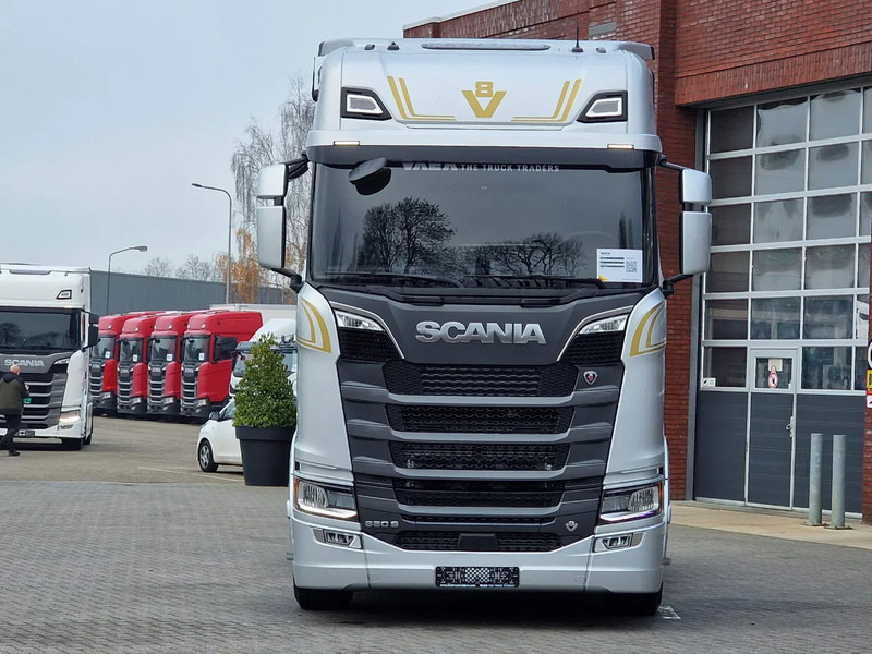 Scania 660S V8 NGS Highline 6x2/4 - New - Full spec - Retarder - Night clima - Led - Leather - Navi - Tegljač: slika 2 Scania 660S V8 NGS Highline 6x2/4 - New - Full spec - Retarder - Night clima - Led - Leather - Navi - Tegljač: slika 2