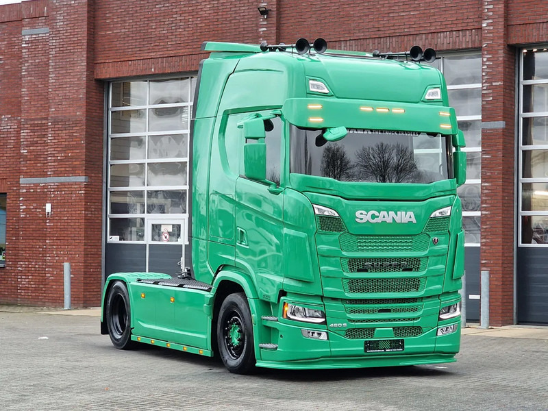 Scania S460 Highline 4x2 - NEW - Full spec - Custom exterior - Full air - Retarder - Show truck - Tegljač: slika 2 Scania S460 Highline 4x2 - NEW - Full spec - Custom exterior - Full air - Retarder - Show truck - Tegljač: slika 2