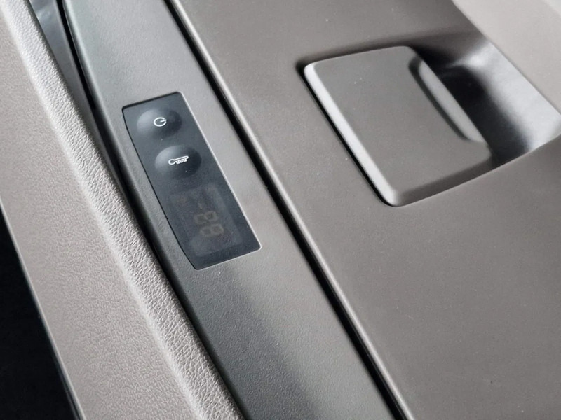 Novu Tegljač Scania S560 Highline 4x2 - Full spec - Retader - Night clima - Full air - Facelift - 2x tank: slika 17 Novu Tegljač Scania S560 Highline 4x2 - Full spec - Retader - Night clima - Full air - Facelift - 2x tank: slika 17