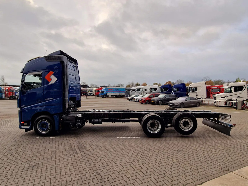 Volvo FH 13.460 Globetrotter 6x2 - Chassis - 4.90 WB - Full air - Euro 6 - VEB+ - Kamion sa golom šasijom i zatvorenom kabinom: slika 4 Volvo FH 13.460 Globetrotter 6x2 - Chassis - 4.90 WB - Full air - Euro 6 - VEB+ - Kamion sa golom šasijom i zatvorenom kabinom: slika 4