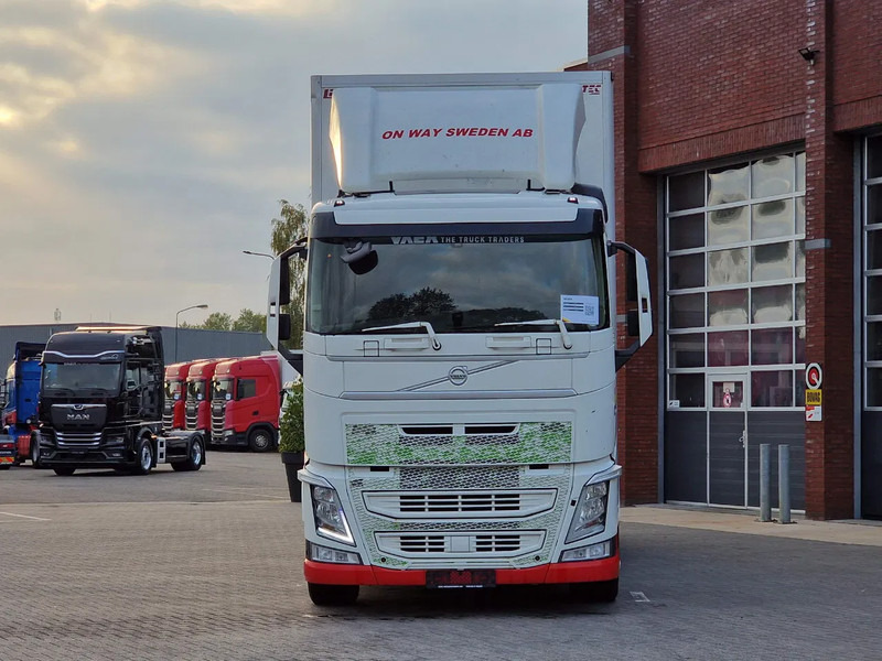 Volvo FH 13.460 lowroof 6x2 - Box with Sidedoors - 480 WB - Full air - Kamion sa zatvorenim sandukom: slika 2 Volvo FH 13.460 lowroof 6x2 - Box with Sidedoors - 480 WB - Full air - Kamion sa zatvorenim sandukom: slika 2