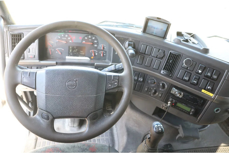 Interior photo 2:  Lizing Volvo FH 460 | 6X2 | MANUAL | BDF | RETARDER | EURO 3 Volvo FH 460 | 6X2 | MANUAL | BDF | RETARDER | EURO 3
