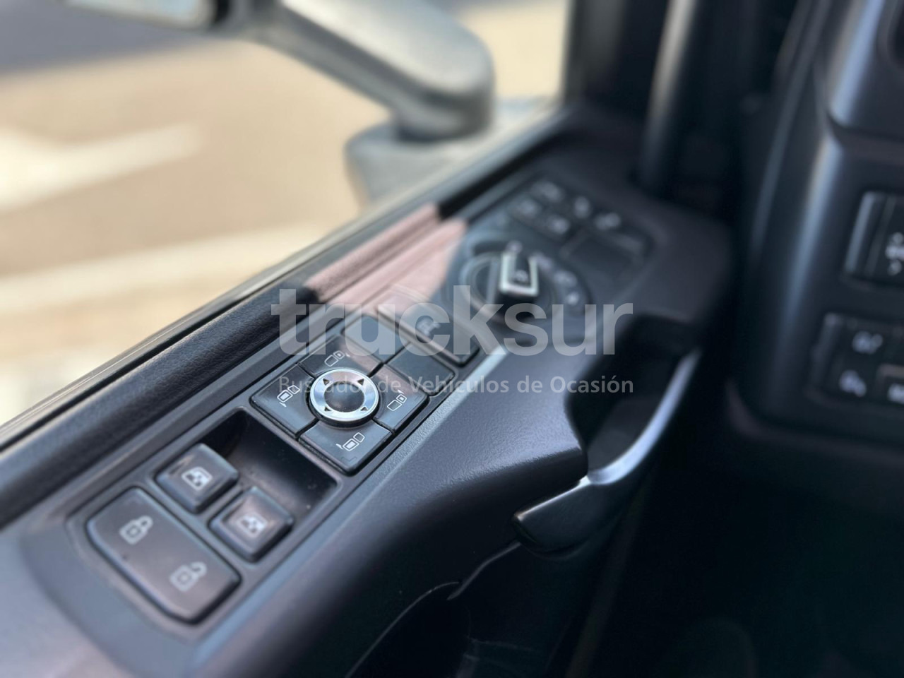 Kamion sa golom šasijom i zatvorenom kabinom SCANIA P410.26 ejes 6x2*4: slika 20