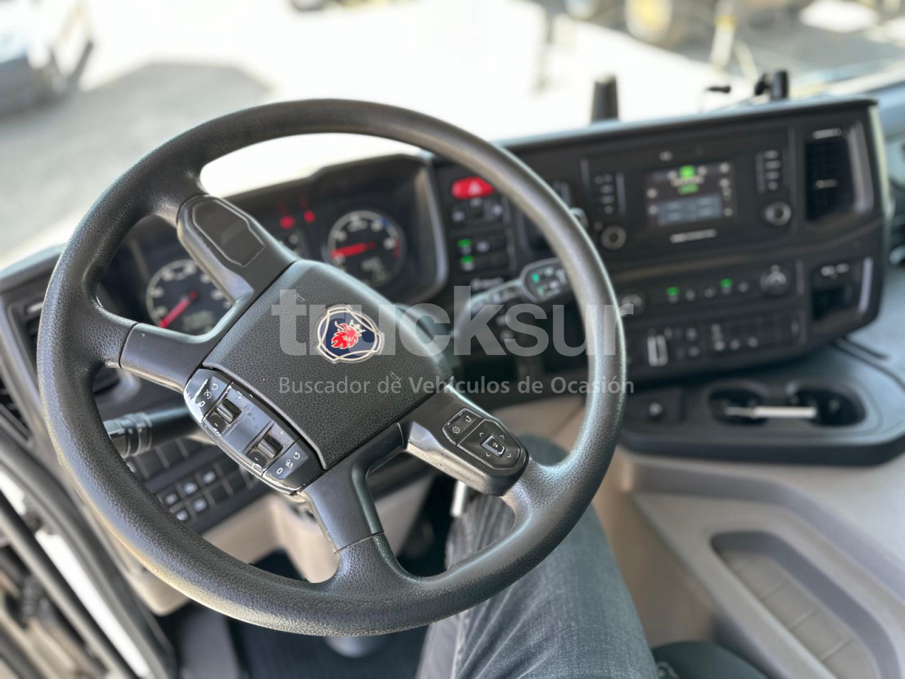 Kamion sa golom šasijom i zatvorenom kabinom SCANIA P410.26 ejes 6x2*4: slika 12