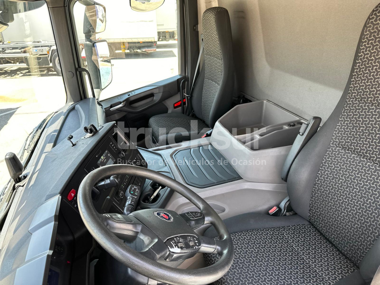 Kamion sa golom šasijom i zatvorenom kabinom SCANIA P410.26 ejes 6x2*4: slika 10