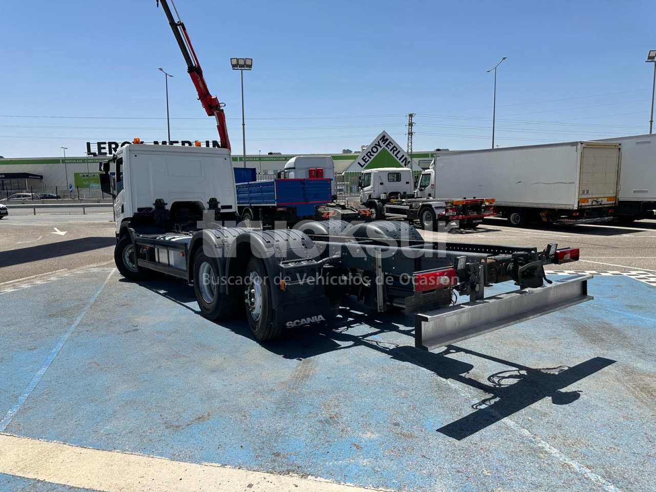 Kamion sa golom šasijom i zatvorenom kabinom SCANIA P410.26 ejes 6x2*4: slika 8