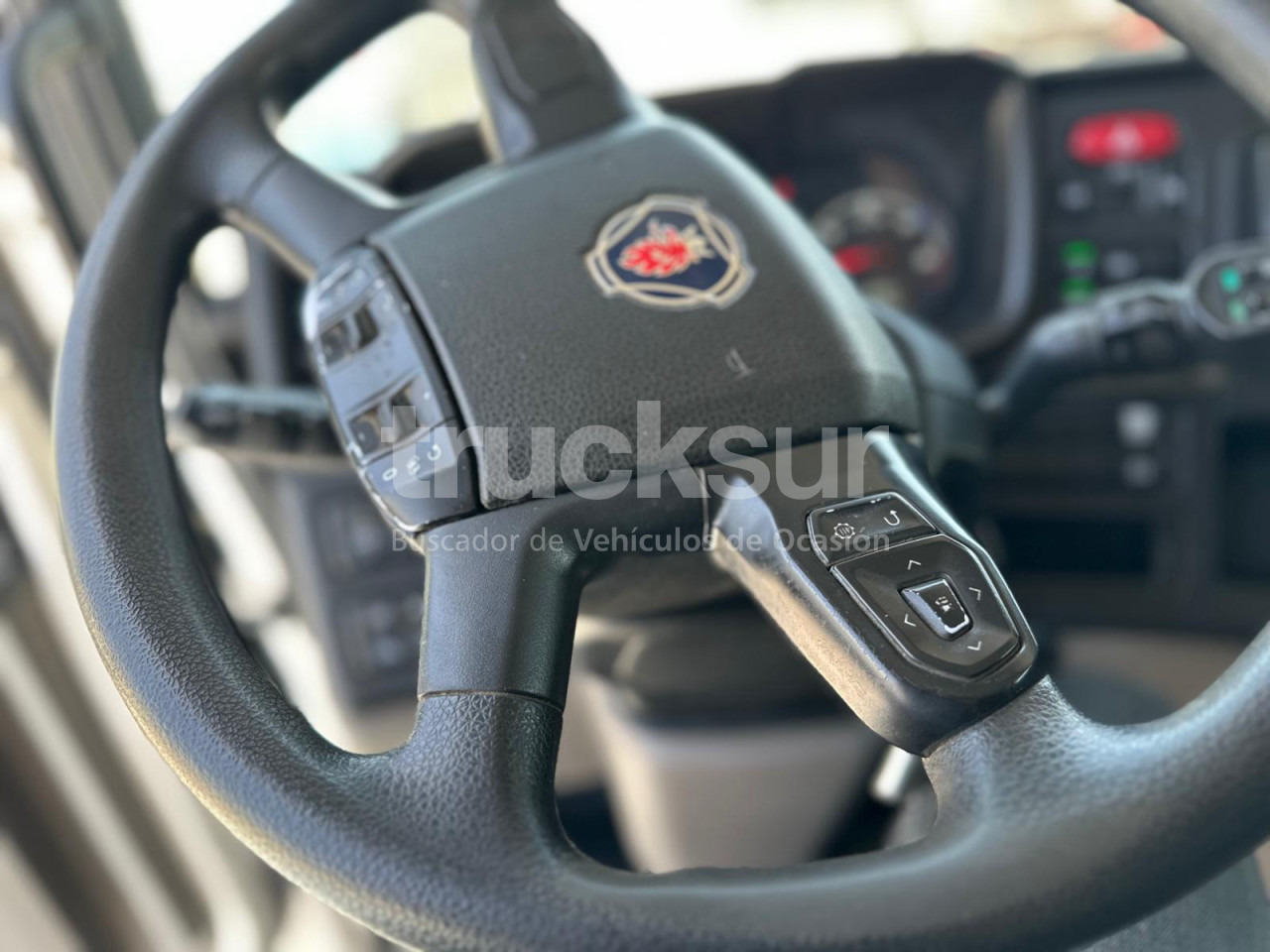 Kamion sa golom šasijom i zatvorenom kabinom SCANIA P410.26 ejes 6x2*4: slika 17