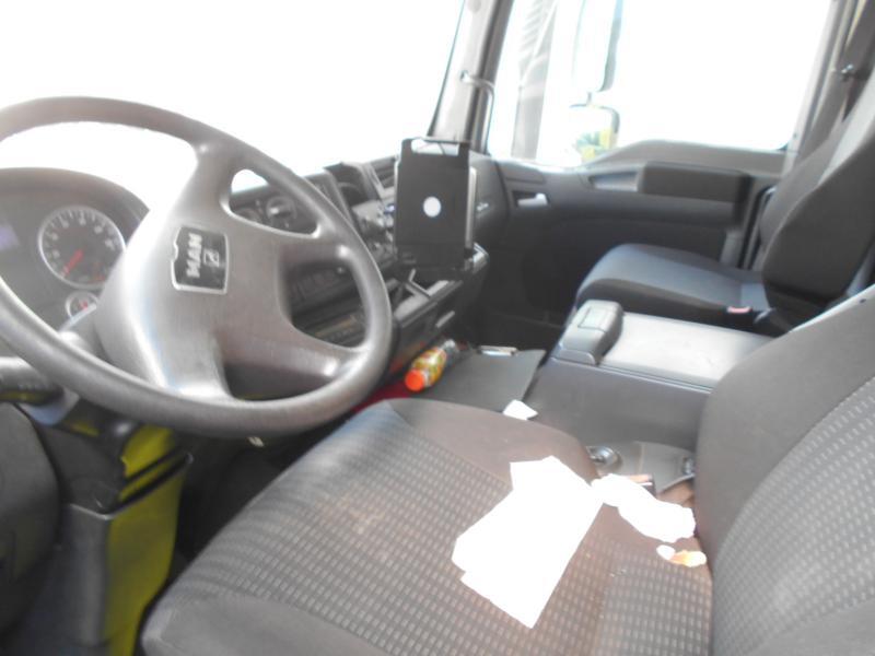 Interior photo 2: Kamion sa ceradom MAN TGL 12.220