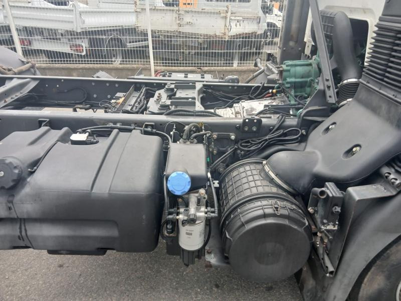 Kamion sa golom šasijom i zatvorenom kabinom Volvo FL 260: slika 8