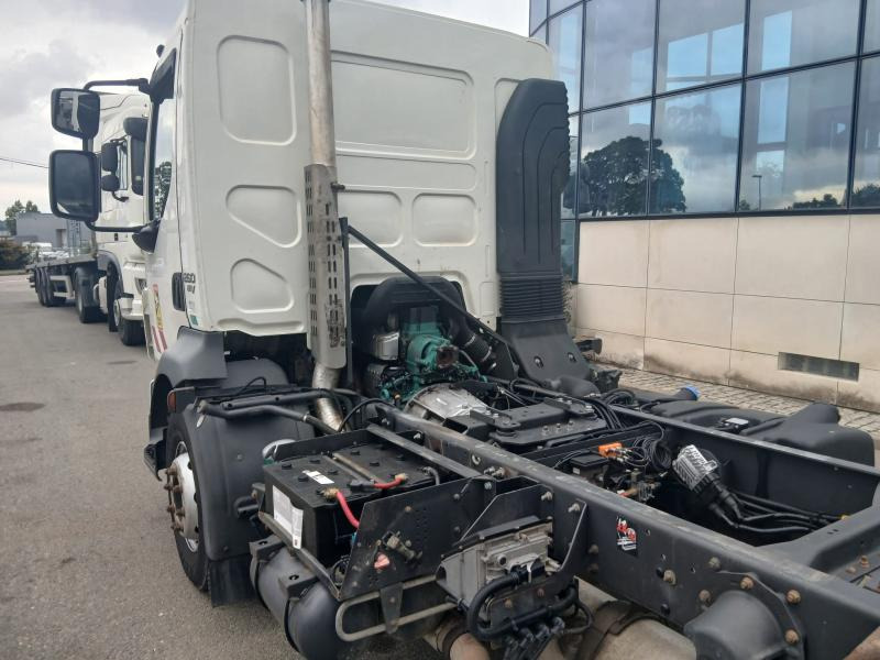Kamion sa golom šasijom i zatvorenom kabinom Volvo FL 260: slika 6