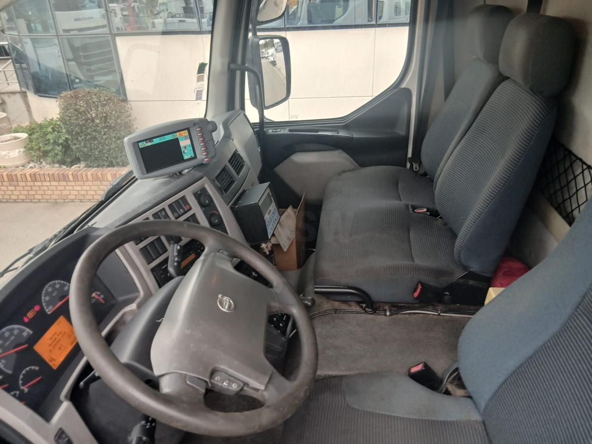 Kamion sa golom šasijom i zatvorenom kabinom Volvo FL 260: slika 9