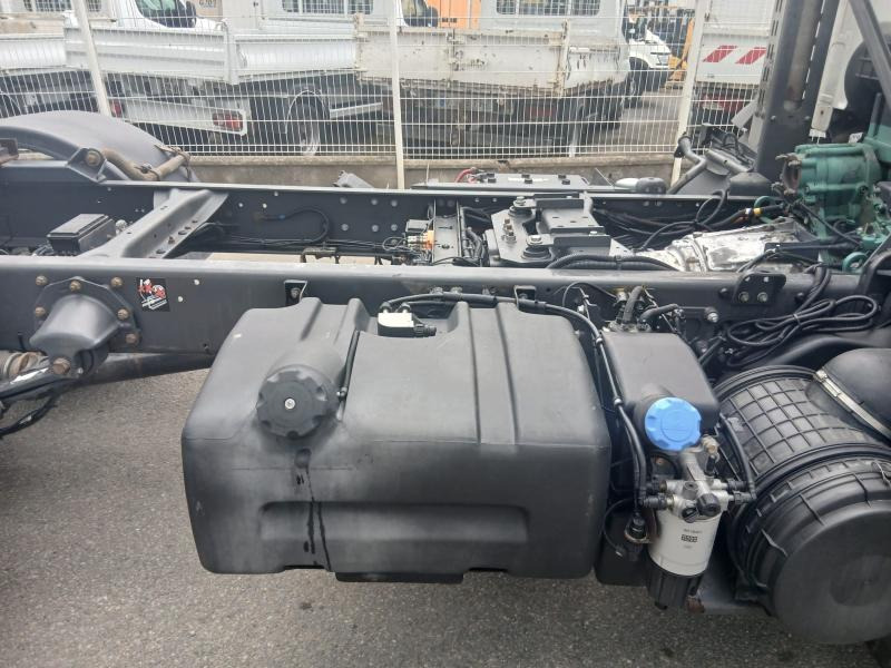 Kamion sa golom šasijom i zatvorenom kabinom Volvo FL 260: slika 10