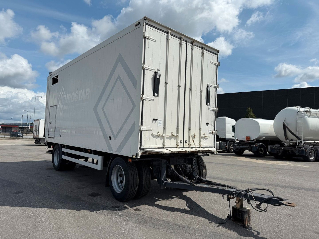 Kel-Berg 20 t. Alubox - Maschineramp Kel-Berg 2 axle 20 t. Alubox - Maschineramp - Prikolica sa zatvorenim sandukom: slika 2 Kel-Berg 20 t. Alubox - Maschineramp Kel-Berg 2 axle 20 t. Alubox - Maschineramp - Prikolica sa zatvorenim sandukom: slika 2