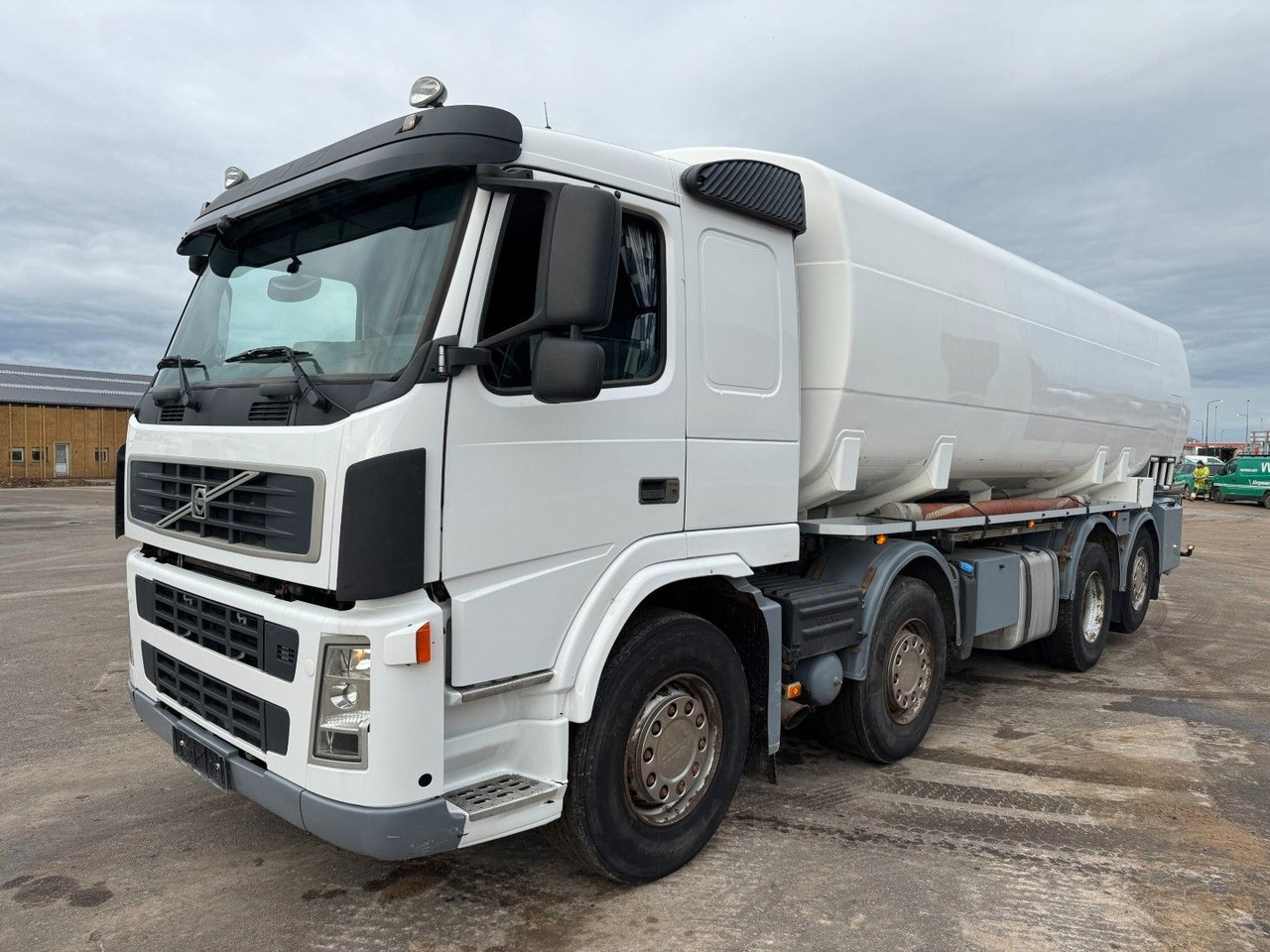 Volvo FM 440 8x2*6 24.000 l. ADR Tanktruck - Kamion cisterna: slika 1 Volvo FM 440 8x2*6 24.000 l. ADR Tanktruck - Kamion cisterna: slika 1