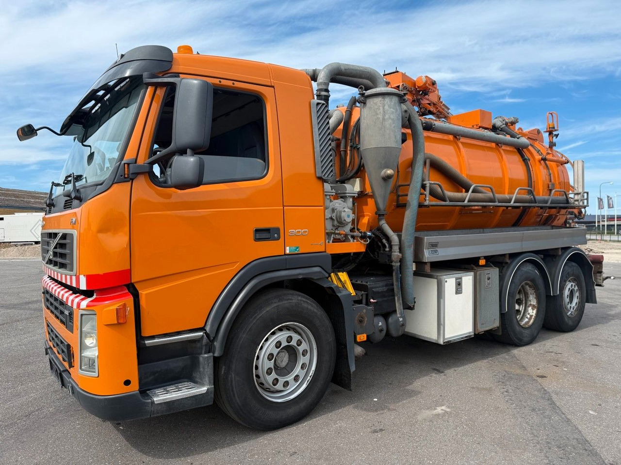 Volvo FM300 6x2*4 Simon Moos 10.500 l. Combi / Tipper - Vakuumska cisterna: slika 1 Volvo FM300 6x2*4 Simon Moos 10.500 l. Combi / Tipper - Vakuumska cisterna: slika 1