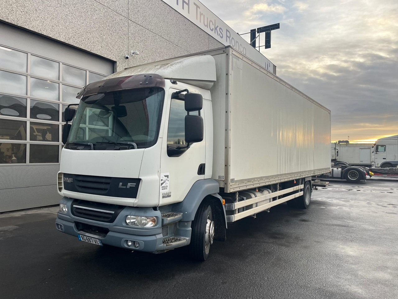 DAF LF 55.220 - Kamion sa zatvorenim sandukom: slika 1 DAF LF 55.220 - Kamion sa zatvorenim sandukom: slika 1