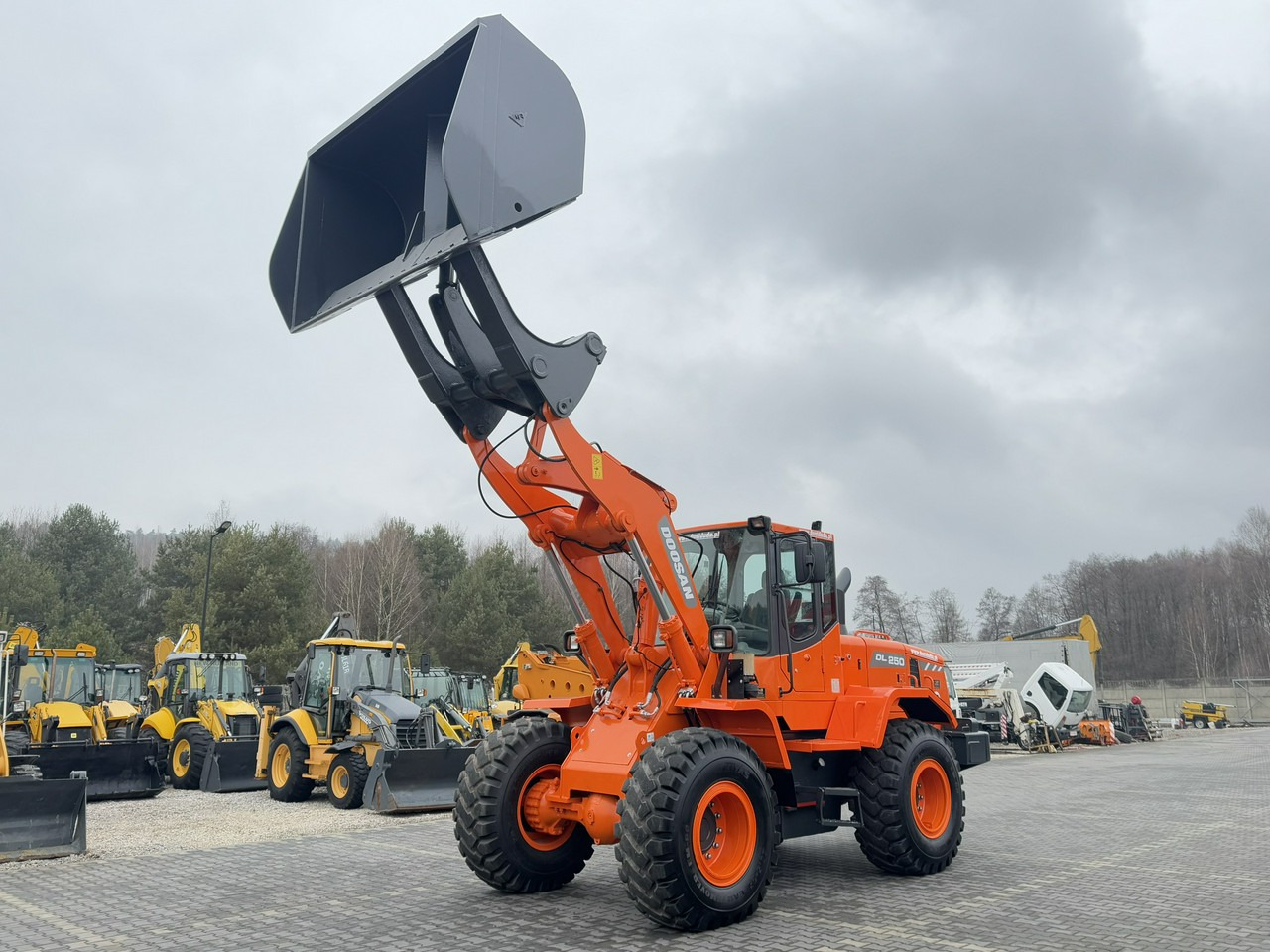 Doosan DL250 14,5Ton Łyżka Wysokiego Wysypu !!! - Utovarivač točkaš: slika 1 Doosan DL250 14,5Ton Łyżka Wysokiego Wysypu !!! - Utovarivač točkaš: slika 1