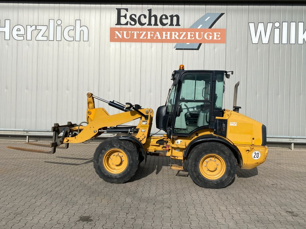 CAT 908 M | 55kw*Gabel + Schaufel - Utovarivač točkaš: slika 4 CAT 908 M | 55kw*Gabel + Schaufel - Utovarivač točkaš: slika 4