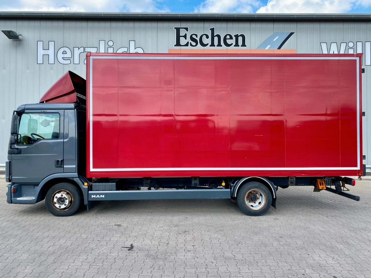 MAN TGL 7.150 | Teppichverkleidung im Koffer*Autom. MAN TGL 7.150 | Teppichverkleidung im Koffer*Autom. - Kamion sa zatvorenim sandukom: slika 2 MAN TGL 7.150 | Teppichverkleidung im Koffer*Autom. MAN TGL 7.150 | Teppichverkleidung im Koffer*Autom. - Kamion sa zatvorenim sandukom: slika 2