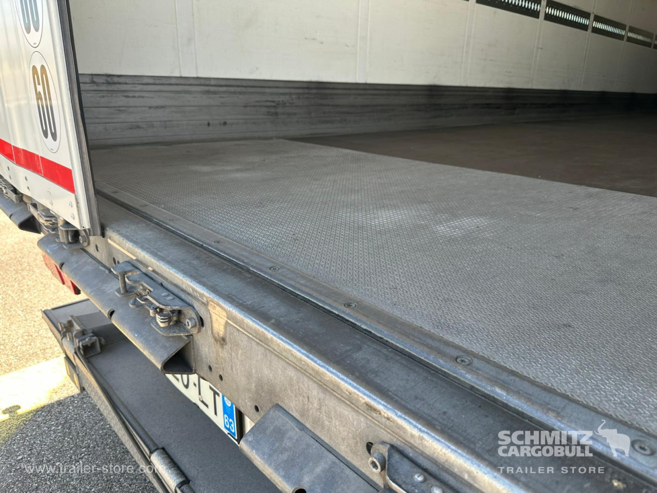 SCHMITZ Dryfreight Standard Taillift - Poluprikolica sa zatvorenim sandukom: slika 4 SCHMITZ Dryfreight Standard Taillift - Poluprikolica sa zatvorenim sandukom: slika 4