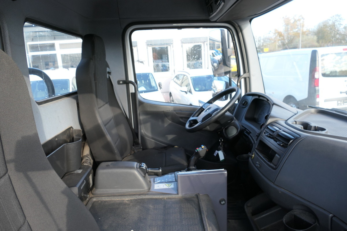 Interior photo 1: Kamion za prevoz kontejnera/ Kamion sa promenjivim sandukom MERCEDES-BENZ Kamag Wiesel WBH 25 E4-D Interior photo 1: Kamion za prevoz kontejnera/ Kamion sa promenjivim sandukom MERCEDES-BENZ Kamag Wiesel WBH 25 E4-D
