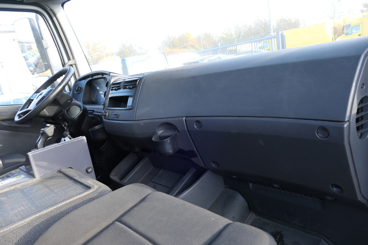 Interior photo 2: Kamion za prevoz kontejnera/ Kamion sa promenjivim sandukom MERCEDES-BENZ Kamag Wiesel WBH 25 E4-D Interior photo 2: Kamion za prevoz kontejnera/ Kamion sa promenjivim sandukom MERCEDES-BENZ Kamag Wiesel WBH 25 E4-D