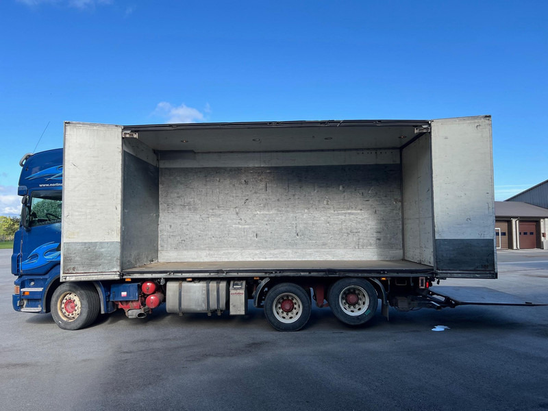Scania R620 LB6X2HNB - OPEN SIDE - Kamion sa zatvorenim sandukom: slika 2 Scania R620 LB6X2HNB - OPEN SIDE - Kamion sa zatvorenim sandukom: slika 2