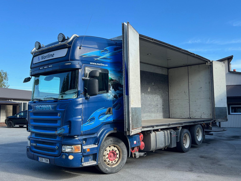 Scania R620 LB6X2HNB - OPEN SIDE - Kamion sa zatvorenim sandukom: slika 1 Scania R620 LB6X2HNB - OPEN SIDE - Kamion sa zatvorenim sandukom: slika 1