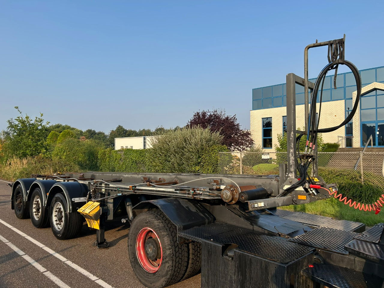 Diversen Cable system 90 tipping / disc brakes bpw / lifting axle / remote control - Poluprikolica za prevoz kontejnera/ Poluprikolica sa promenjivim sandukom: slika 2 Diversen Cable system 90 tipping / disc brakes bpw / lifting axle / remote control - Poluprikolica za prevoz kontejnera/ Poluprikolica sa promenjivim sandukom: slika 2