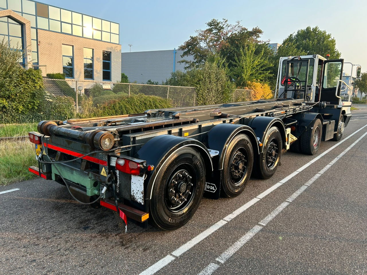 Van Hool Cable system 90 tipping / disc brakes bpw / lifting axle / remote control - Poluprikolica za prevoz kontejnera/ Poluprikolica sa promenjivim sandukom: slika 2 Van Hool Cable system 90 tipping / disc brakes bpw / lifting axle / remote control - Poluprikolica za prevoz kontejnera/ Poluprikolica sa promenjivim sandukom: slika 2