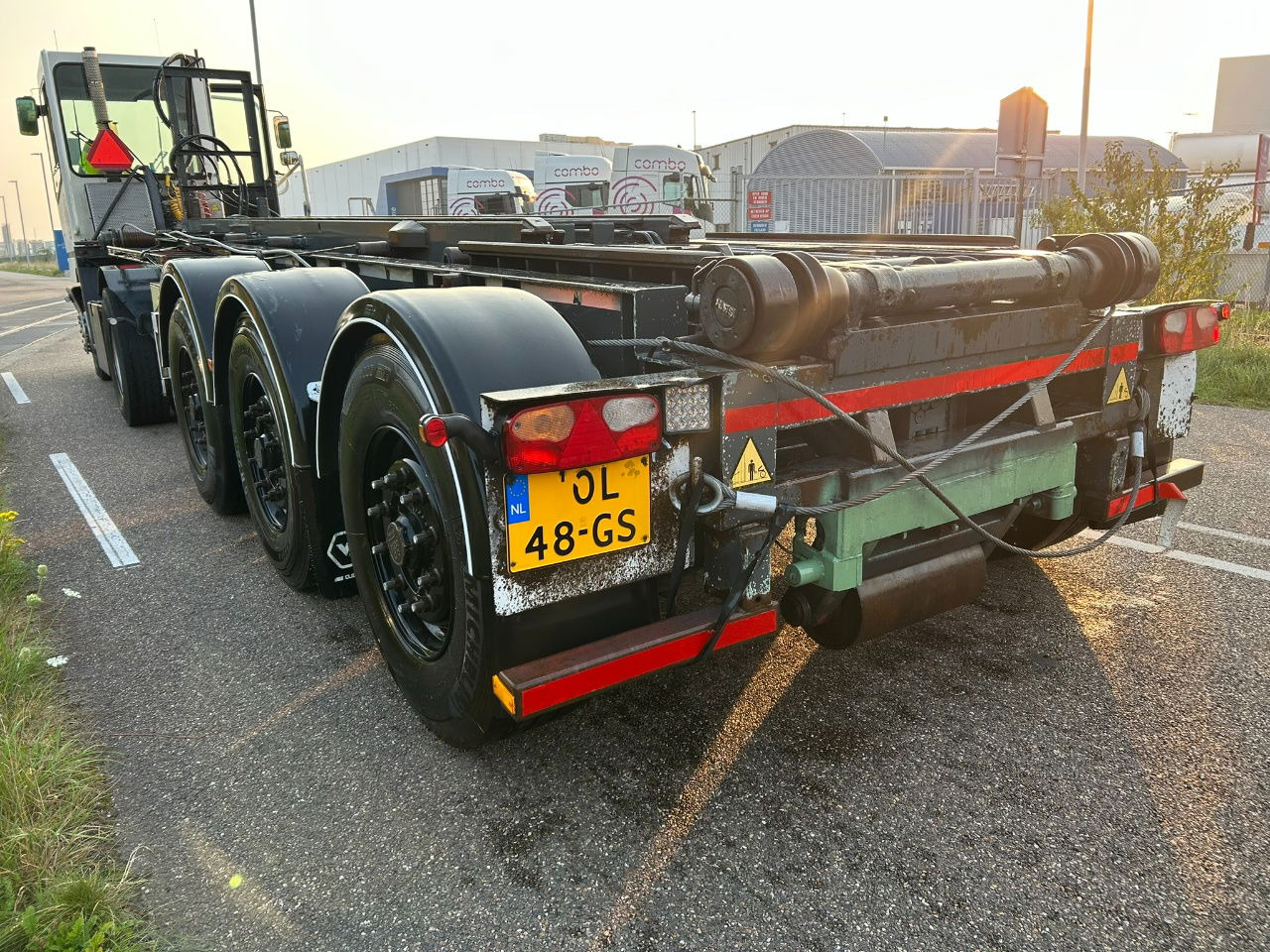 Van Hool Cable system 90 tipping / disc brakes bpw / lifting axle / remote control - Poluprikolica za prevoz kontejnera/ Poluprikolica sa promenjivim sandukom: slika 3 Van Hool Cable system 90 tipping / disc brakes bpw / lifting axle / remote control - Poluprikolica za prevoz kontejnera/ Poluprikolica sa promenjivim sandukom: slika 3