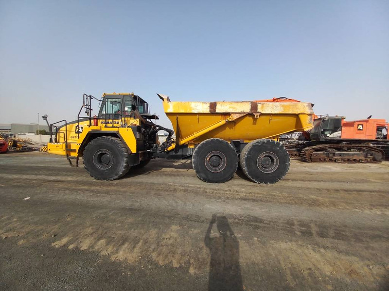 Komatsu HM400-3R (4 pcs available in Abu Dhabi) - Zglobni kiper: slika 1 Komatsu HM400-3R (4 pcs available in Abu Dhabi) - Zglobni kiper: slika 1