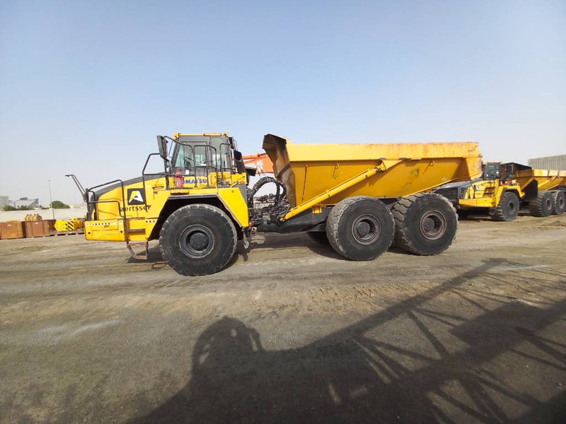 Komatsu HM400-3R (4 pcs available in Abu Dhabi) - Zglobni kiper: slika 1 Komatsu HM400-3R (4 pcs available in Abu Dhabi) - Zglobni kiper: slika 1