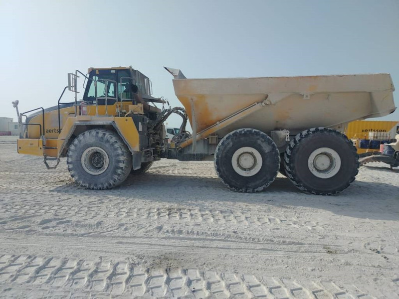 Komatsu HM400-3R (4 pieces available in Abu Dhabi) - Zglobni kiper: slika 1 Komatsu HM400-3R (4 pieces available in Abu Dhabi) - Zglobni kiper: slika 1