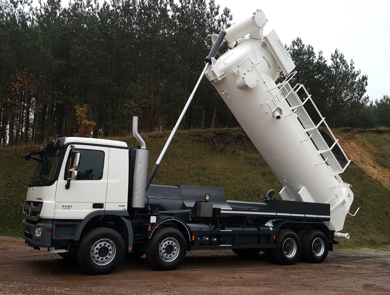 Mercedes NAAKTGEBOREN Vacu Press 8000 - Vakuumska cisterna: slika 2 Mercedes NAAKTGEBOREN Vacu Press 8000 - Vakuumska cisterna: slika 2