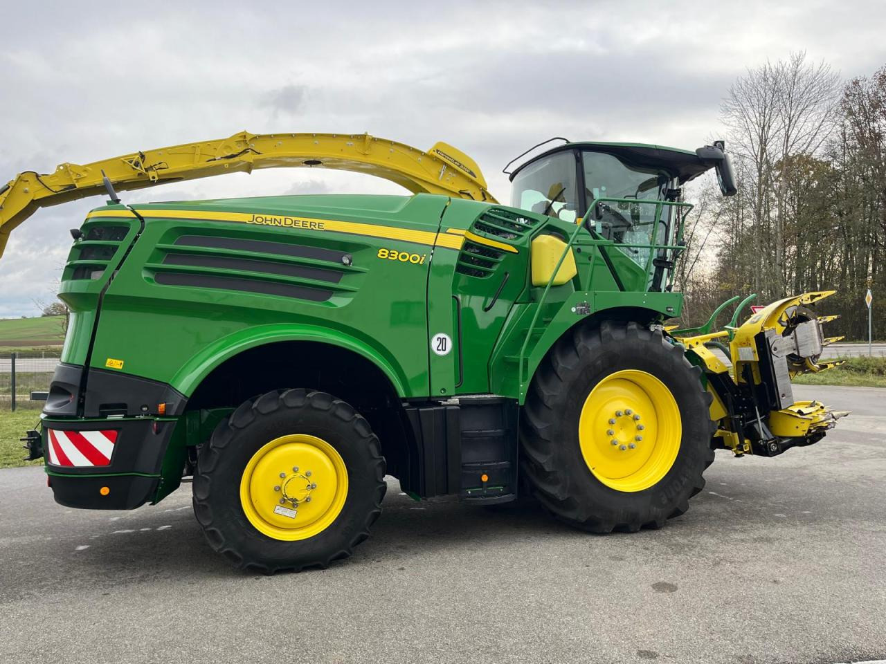 John Deere 8300i Feldhäcksler, Harvestlap, Pickup, Kemper, erst 910 Betriebsstunden, Baujahr 2018 - Kombajn za stočnu hranu: slika 5 John Deere 8300i Feldhäcksler, Harvestlap, Pickup, Kemper, erst 910 Betriebsstunden, Baujahr 2018 - Kombajn za stočnu hranu: slika 5