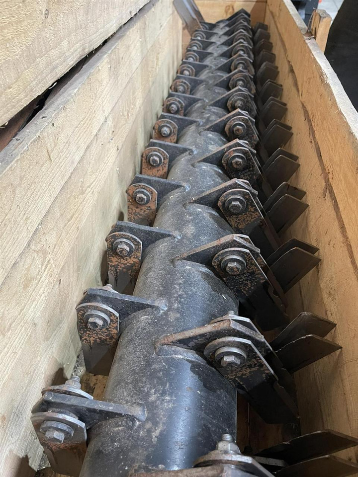 CLAAS Häckslerwelle 00 0741 361 1 gebraucht - Rezervni deo za Kombinovani kombajn: slika 1 CLAAS Häckslerwelle 00 0741 361 1 gebraucht - Rezervni deo za Kombinovani kombajn: slika 1