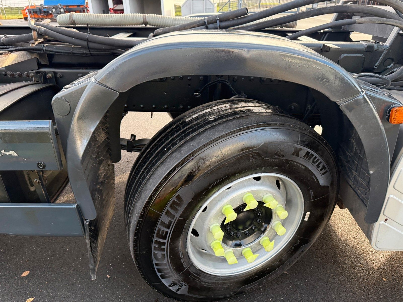 MAN TGS 35.360 8x2 Fahrgestell - Kamion sa golom šasijom i zatvorenom kabinom: slika 5 MAN TGS 35.360 8x2 Fahrgestell - Kamion sa golom šasijom i zatvorenom kabinom: slika 5