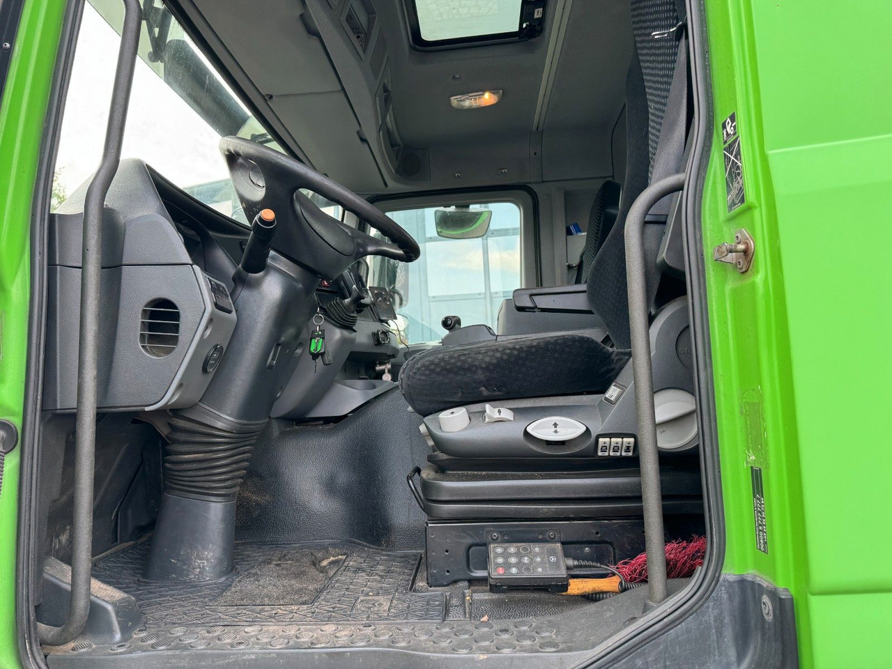 Kamion sa golom šasijom i zatvorenom kabinom Mercedes-Benz Actros 1832 MP 3   Kipperfahrgestell + Klima: slika 15