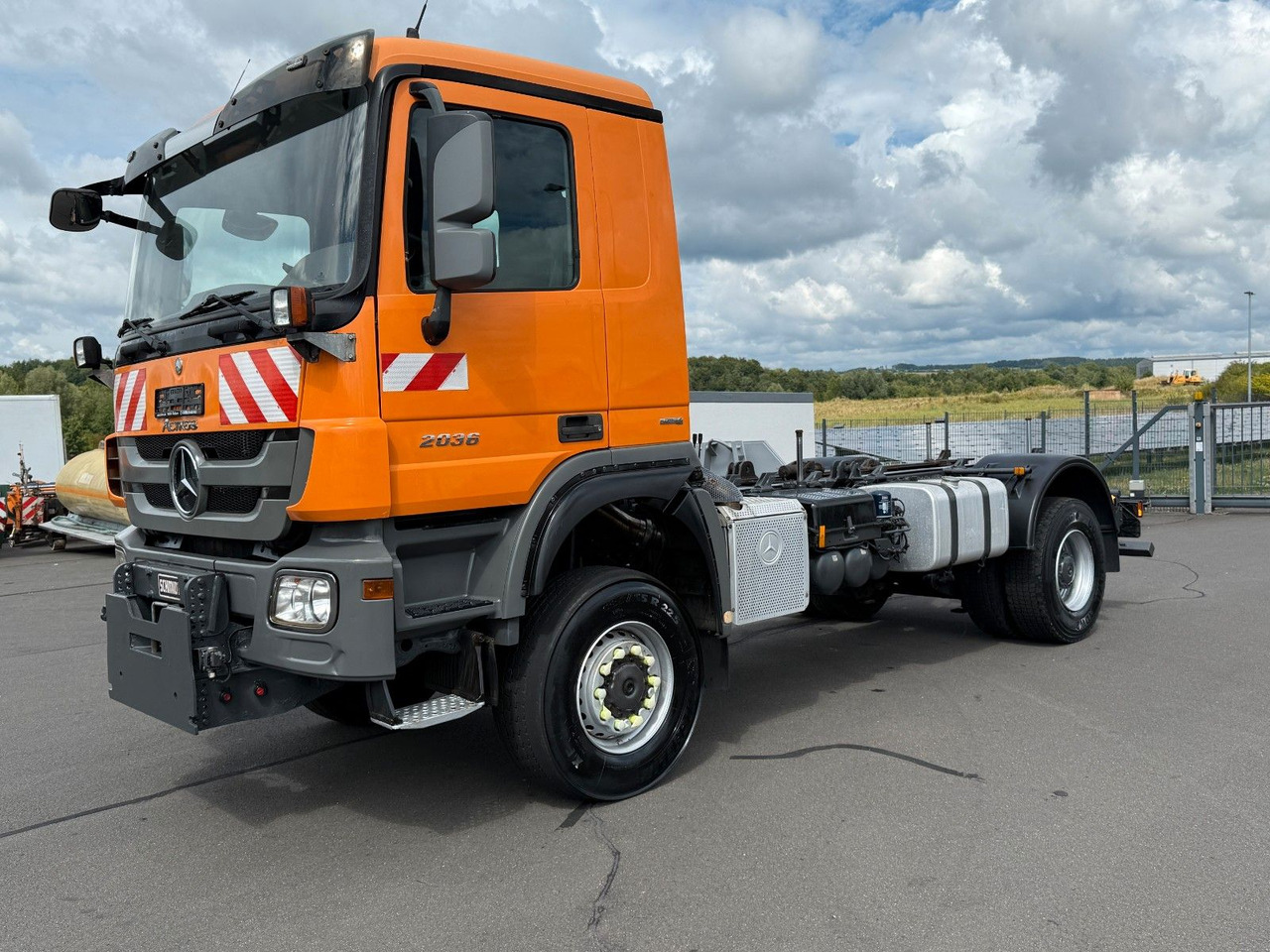 Mercedes-Benz Actros 2036 4x4 Dautelwechselsystem Winterdienst - Kamion sa golom šasijom i zatvorenom kabinom: slika 1 Mercedes-Benz Actros 2036 4x4 Dautelwechselsystem Winterdienst - Kamion sa golom šasijom i zatvorenom kabinom: slika 1