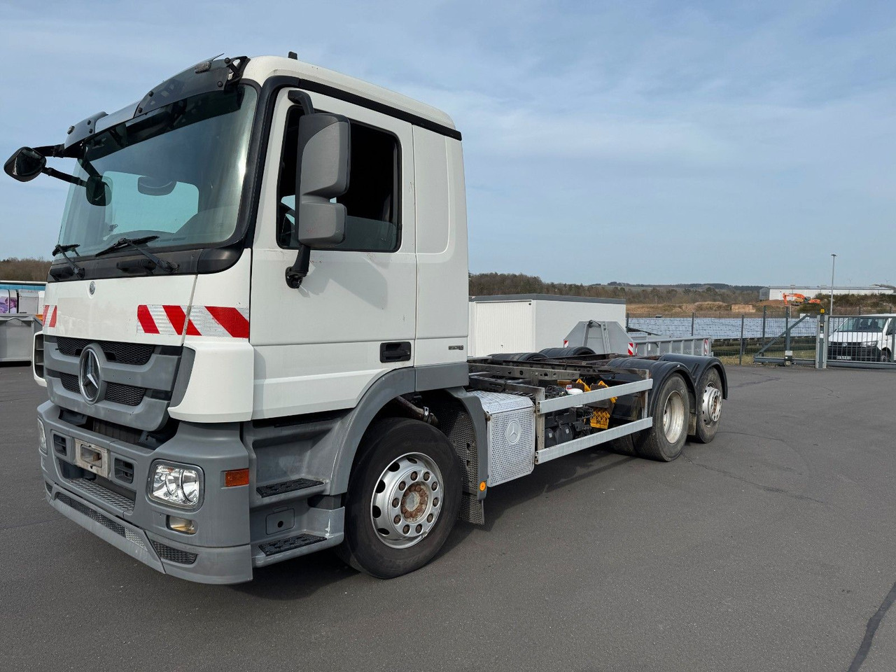 Mercedes-Benz Actros 2536 6x2 Fahrgestell - Kamion sa golom šasijom i zatvorenom kabinom: slika 1 Mercedes-Benz Actros 2536 6x2 Fahrgestell - Kamion sa golom šasijom i zatvorenom kabinom: slika 1